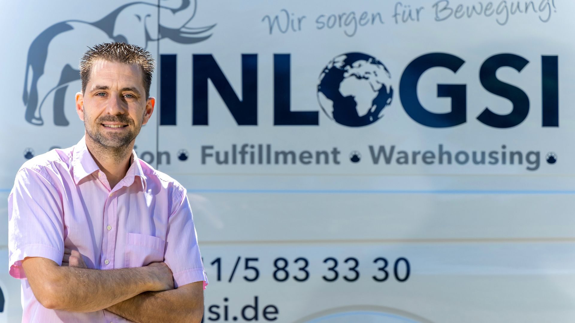 Geschäftsführer Mathias Hannibal steht vor dem Transporter / Crafter